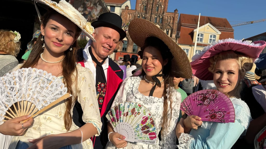 Greifswald wins romantic costume bet against Dresden