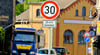 Tempo-30-Schild in der Mauerstraße in Blankenburg. Ein Gutachten empfiehlt jetzt weitergehende Beschränkungen, um gegen Verkehrslärm in der Harzstadt vorzugehen.