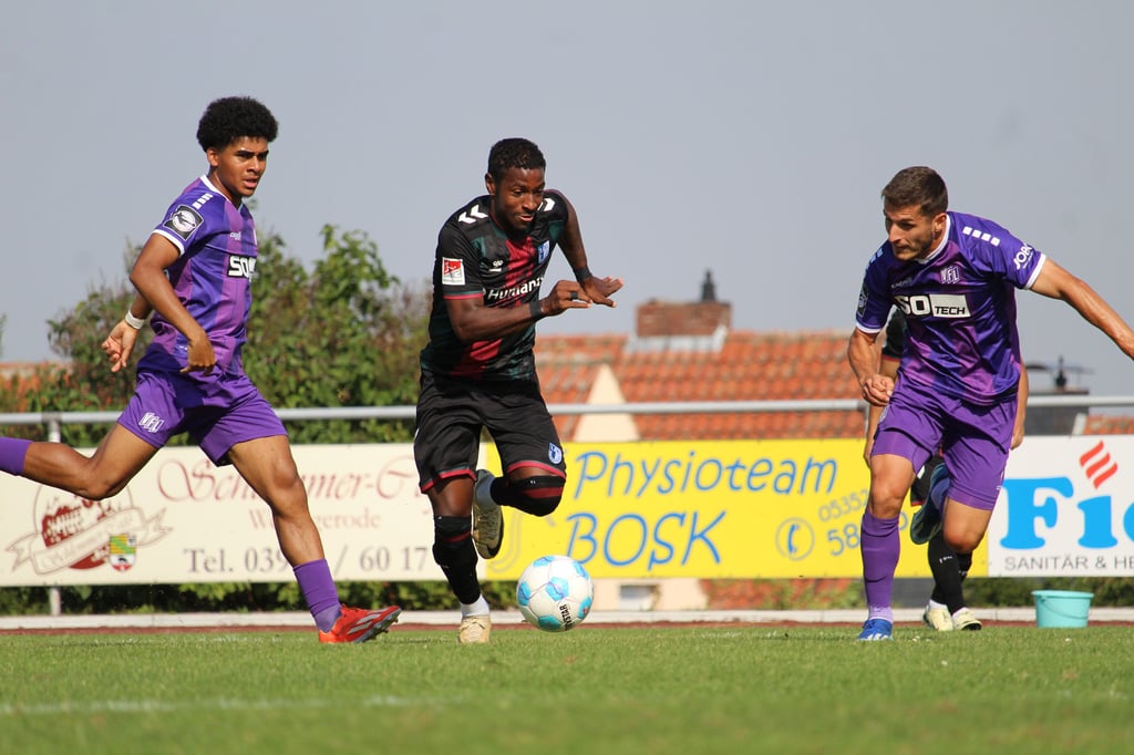 Bryan Teixeira (Mi.) durfte 60 Minuten beim Testspiel seines 1. FC Magdeburg gegen den VfL Osnabrück ran.