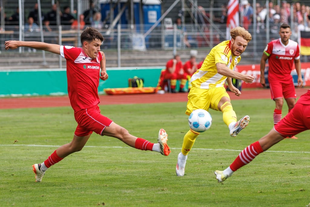 Yorbe Vertessen (M.) erzielte den einzigen Treffer für Union in Greifswald.