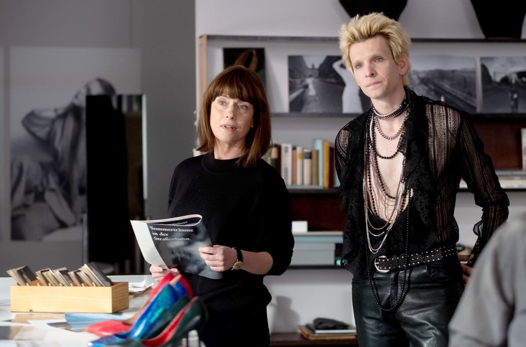 Elsa Wilbrodt (Claudia Michelsen) ist Chefredakteurin der Modezeitschrift „Sibylle“. Ihr Kollege Rudi (Sabin Tambrea) wird Suzies Mentor.