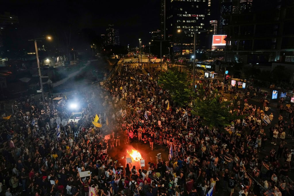 Immer wieder demonstrieren Israelis gegen Netanjahu, der ihrer Ansicht nach einen Geisel-Deal torpediert. (Archivbild)