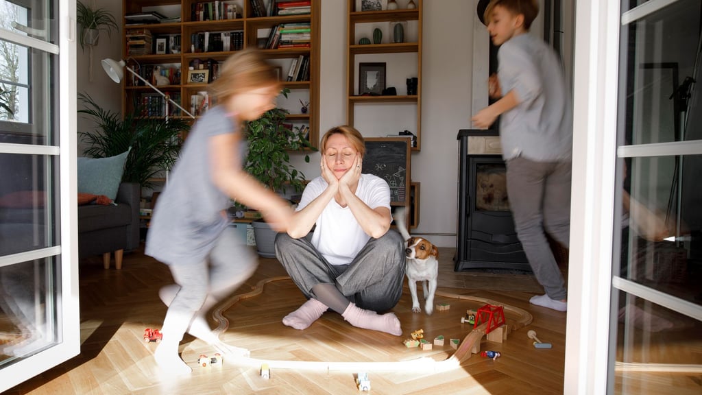 Kita, Kochen, womöglich noch Kollegen-Stress: Wenn alles zu viel wird, können Mütter die Notbremse ziehen.