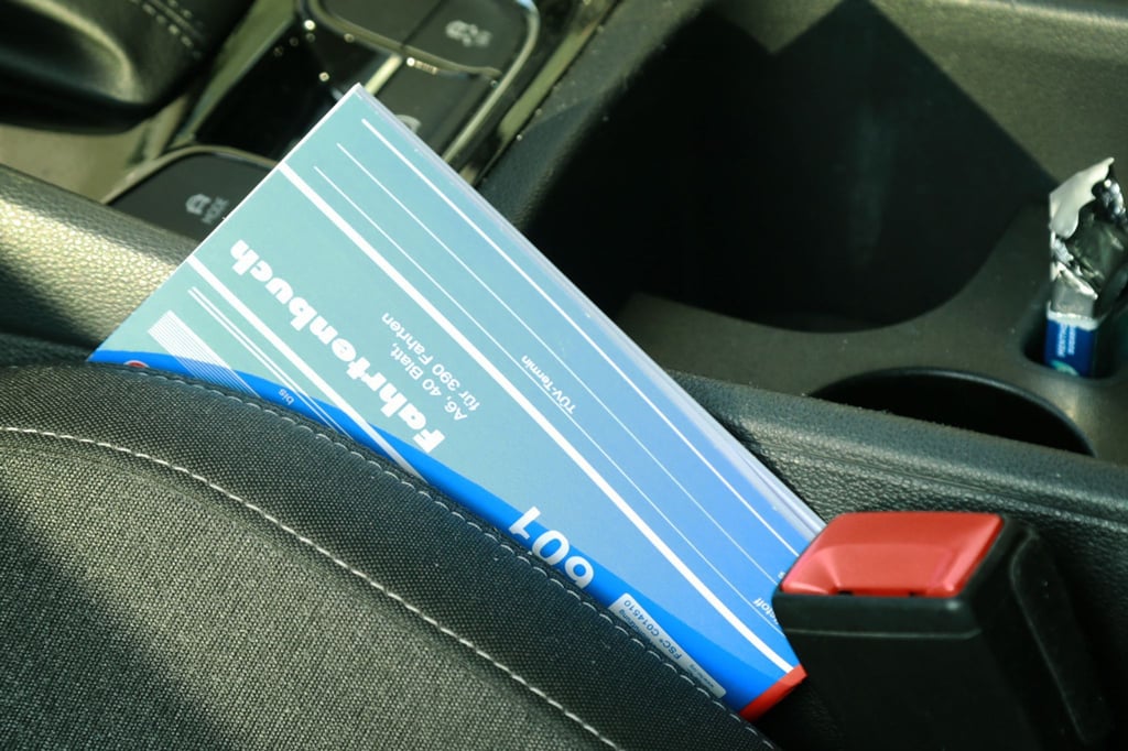 Kann schon mal lästig werden: Fahrtanfang, Fahrtende - solche Daten notiert man in ein Fahrtenbuch.