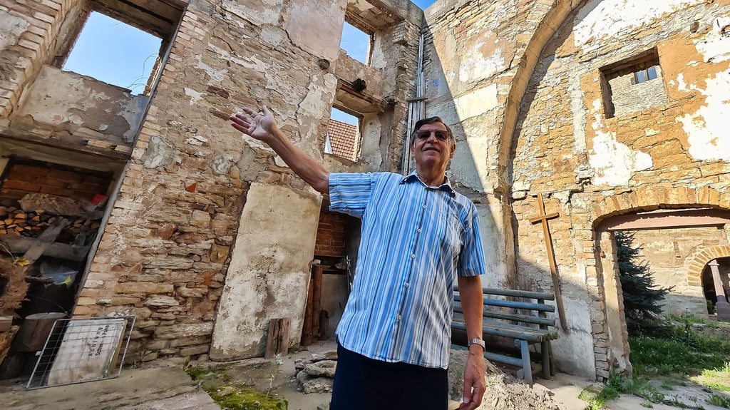 Harald Blesse im Chorraum des Allstedter Doms, der bis zum Jahresende wieder ein Dach bekommen soll.