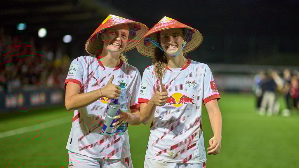 Nina Räcke (l.) und Julia Magerl mit Gastgeschenke nach dem Testspiel gegen Vietnam am Donnerstag