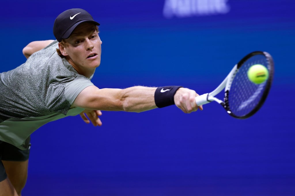Jannik Sinner setzt sich im Viertelfinale der US Open durch.