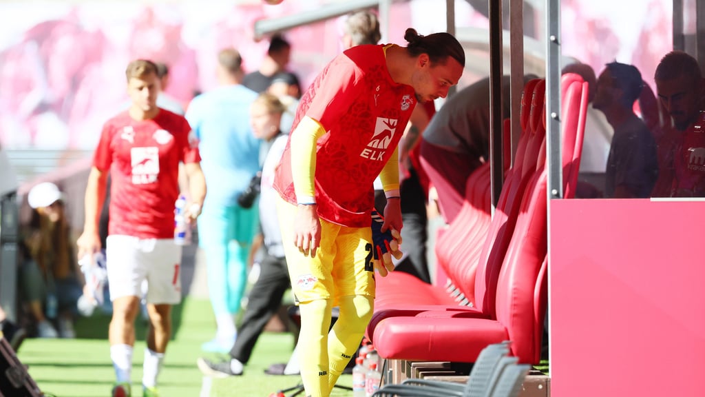 Marten Vandevoordt nimmt auf der Bank Platz.