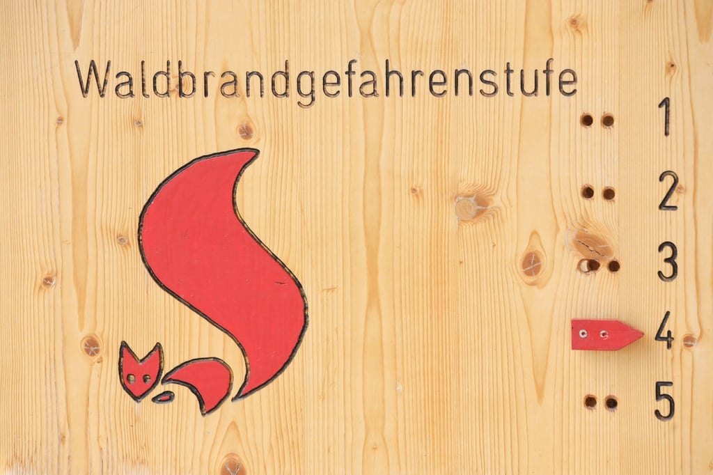Warnschild für die Waldbrandgefahrenstufen im Nationalpark Harz. Die Gefahr von Bränden in der Natur steigt. (Archivbild)