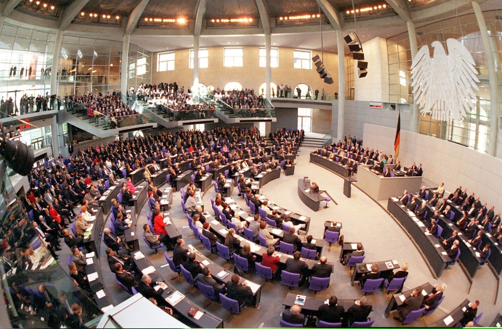 Viel Glas und Transparenz: Der umgebaute Plenarsaal im Reichstagsgebäude in Berlin.