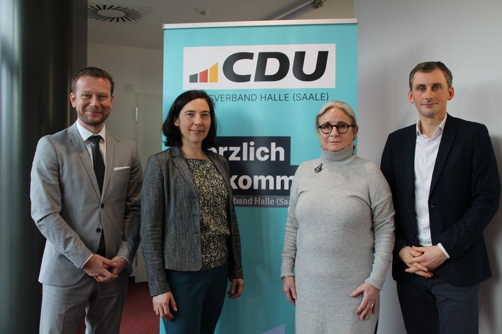 Der CDU-Fraktionsvorstand: v.l. Christoph Bernstiel, Claudia Schmidt und Ulrike Wünscher. Rechts steht der CDU-Stadtratsvorsitzende Jan Riedel.