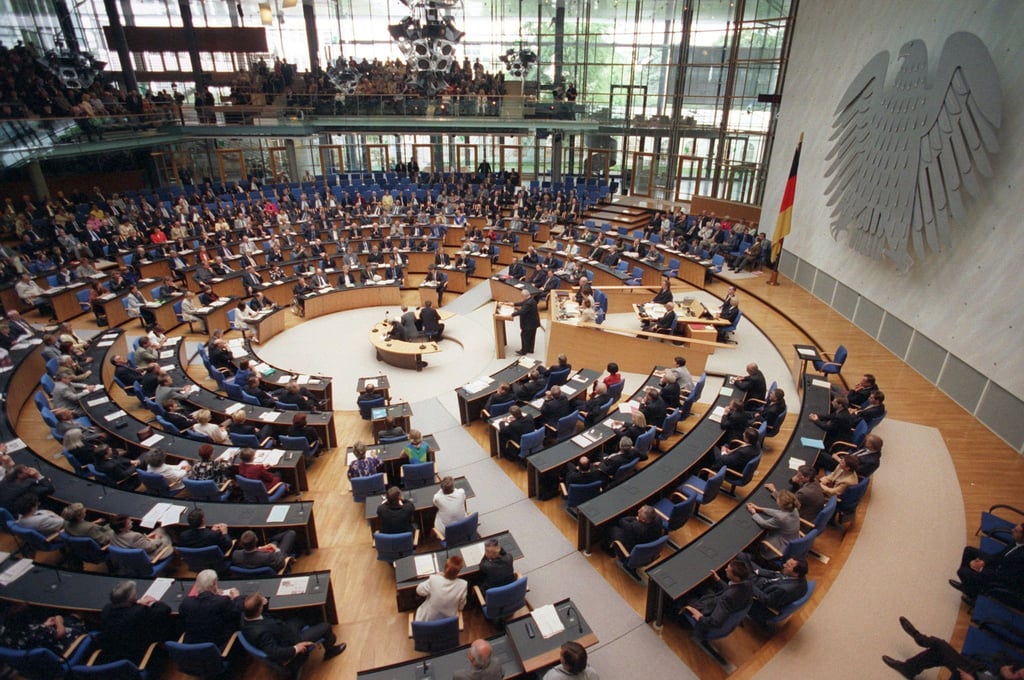 1999 verabschiedet sich der Bundestag aus Bonn und zieht nach Berlin um.
