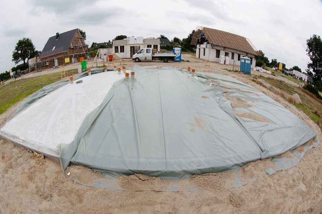 Bauherren sollten bei Vertragsregelungen zu Baustrom und -wasser sowie bei der Organisation und Kostenübernahme von Bautoilette, Bauwagen oder der Entsorgung von Bauabfällen genau hinschauen.