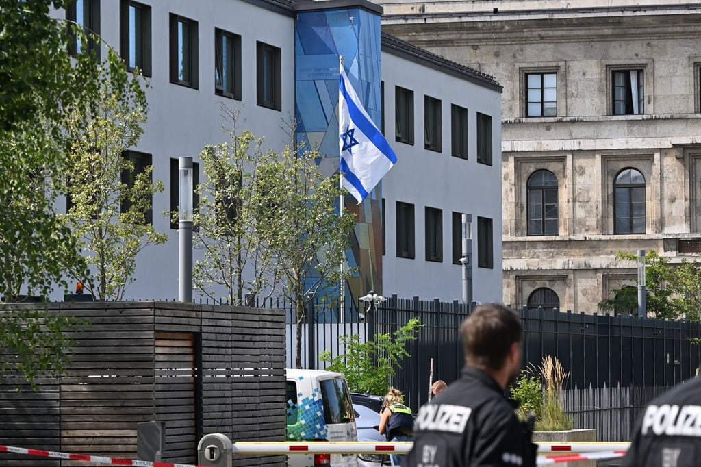In der Nähe des israelischen Generalkonsulats in der Münchner Innenstadt waren wegen des Schusswechsels viele Polizeikräfte im Einsatz.