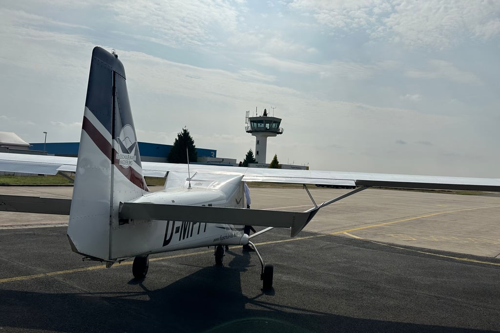 Ein Ultraleichtflieger auf dem Flugplatz Magdeburg. Dort geht die Angst vor einem möglichen Aus um.Wird aus der Landebahn bald eine Gewerbefläche?