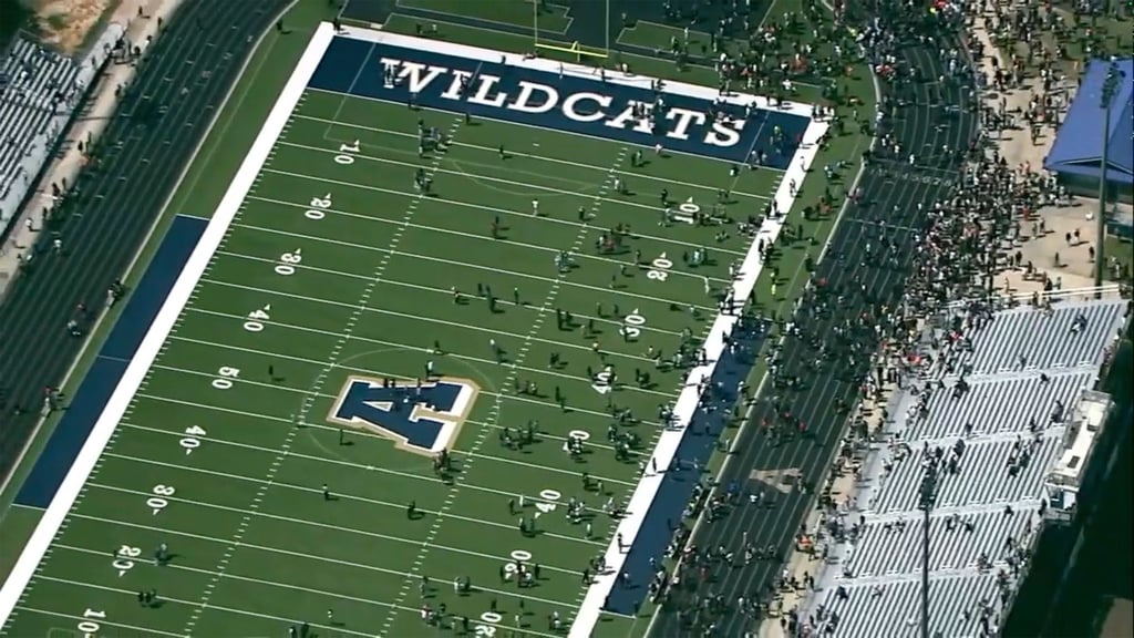 Schülerinnen und Schüler flüchten in das Football-Stadion ihrer High School.