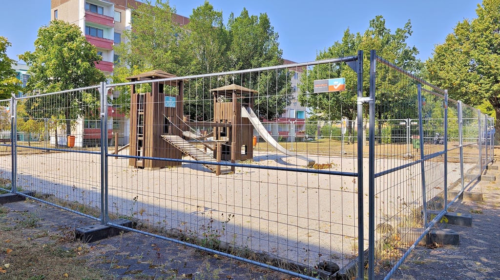 Mit Bauzäunen abgesperrt: Der Spielplatz in der Ringstraße in Sangerhausen