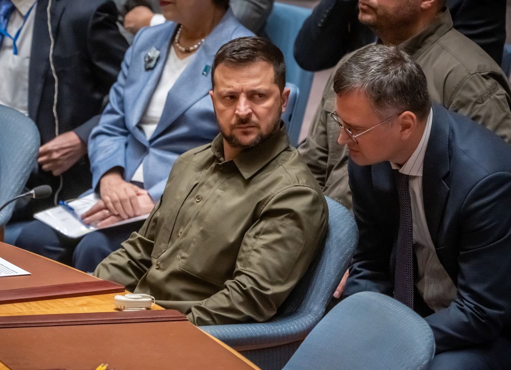 Nach Jahren der Zusammenarbeit könnte sich der ukrainische Präsident Wolodymyr Selenskyj (links) nun von Außenminister Dmytro Kuleba trennen. (Archivbild)