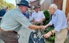 Die Jagdhornbläser Hans-Jürgen Buchholz (l.) und Reinhard Röber gratulieren Günther Schulze zum 100. Wiegenfest. 