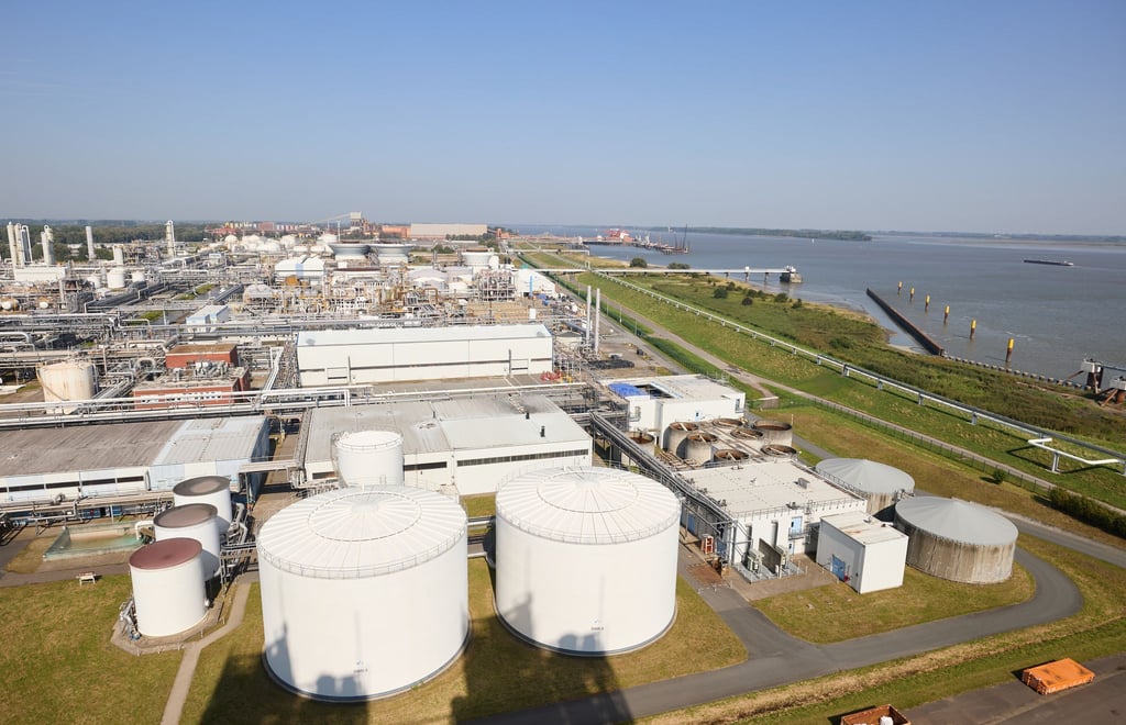 In Stade wird wegen möglicher Drohnenflüge über Industriestandorten ermittelt. (Archivbild)