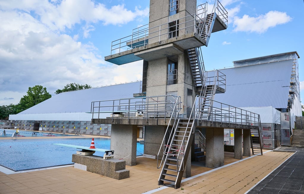 Die Tribünen am Sommerbad Olympiastadion sollen seit Jahren restauriert werden.