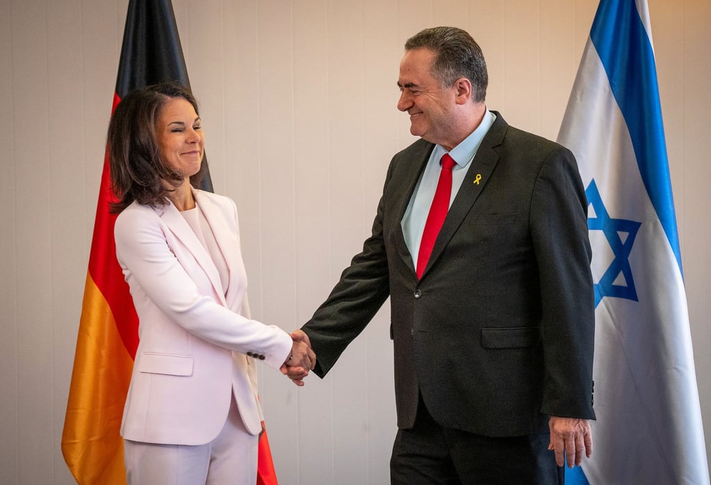 Das jüngste Treffen von Außenministerin Annalena Baerbock mit ihrem israelischen Kollegen Israel Katz ist erst gut zwei Monate her. Jetzt ist die Grünen-Politikerin erneut in Israel. Noch immer gibt es keinen Erfolg bei den Vermittlungsbemühungen um eine Waffenruhe im Gazastreifen und eine Freilassung der Geiseln aus der Hand der Hamas.