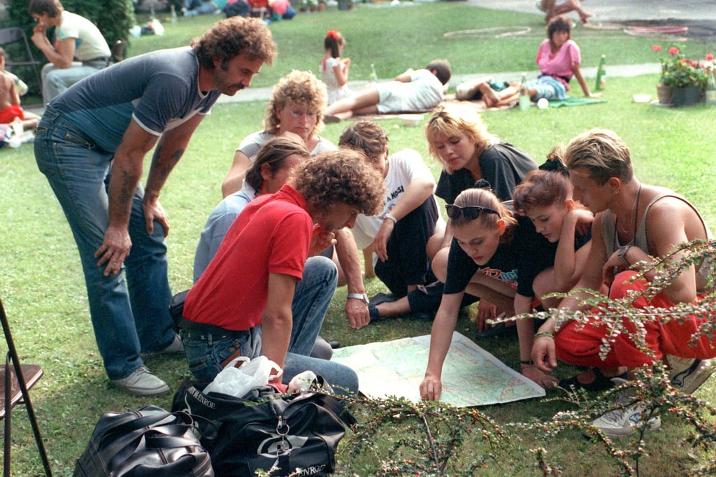 Junge DDR-Bürger im Sommer vor 35 Jahren in Budapest: Tausende harren in Ungarn aus, weil sie auf eine Gelegenheit zur Ausreise in den Westen warteten.