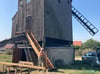 Tischlermeister Frank Hüller  brachte die neue Treppe an der Bockwindmühle in Langeneichstädt an. 