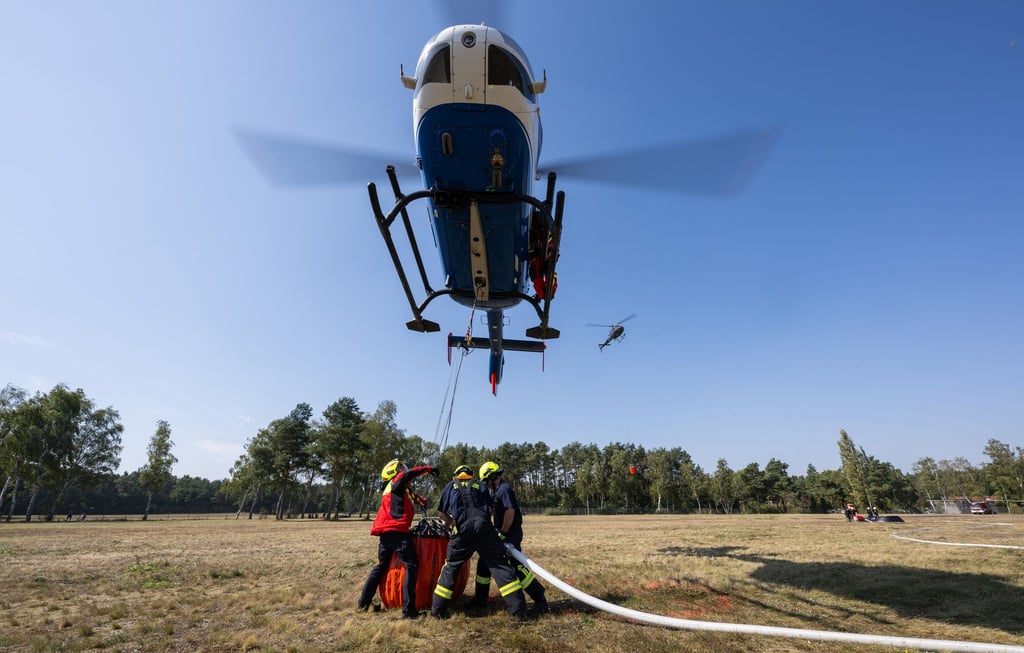 Geübt wurde unter anderem einen Behälter unter einem Helikopter im Schwebeflug mithilfe eines Füllrohrs mit Löschwasser zu füllen.