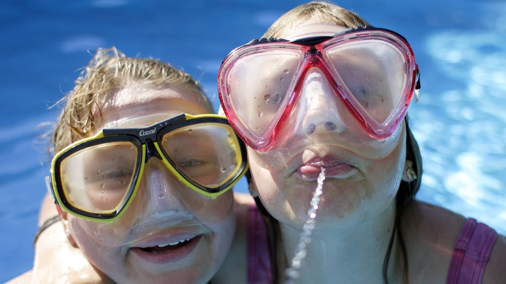 Ein Mann springt mit einem Kopfsprung vom Ein-Meter-Brett im Freibad Annabad. (zu dpa: «Umfrage: Schwimmbadbesuch könnte teurer werden»)