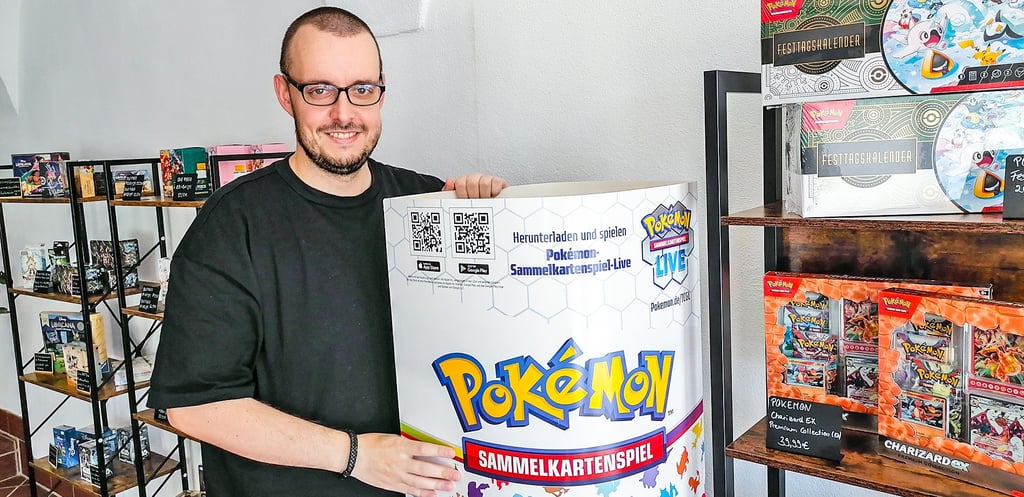 Der 35-jährige Daniel Müller steht in dem von ihm noch bis Jahresende „bespielten“ Pop-Up-Store am Markt 12 in Naumburg, den er ganz dem Thema Pokémon verschrieben hat.