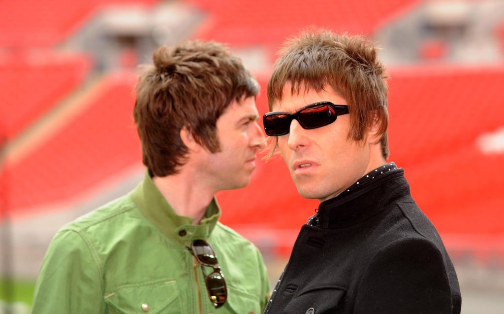 Die Brüder Noel (l) und Liam Gallagher kehren auf die Bühne zurück - und ihre Alben in die Charts.