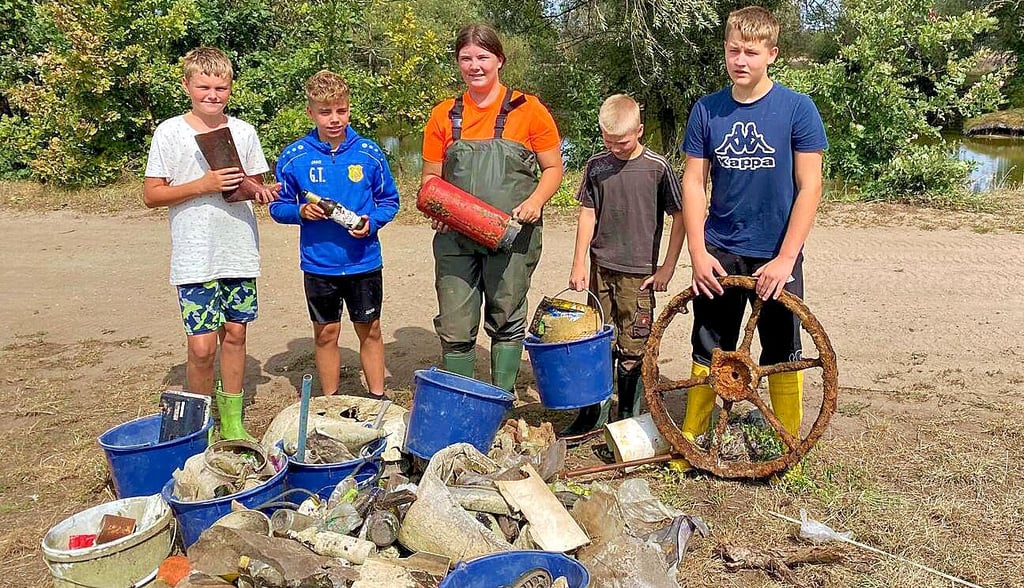Romy Gansel (Mitte) aus Karow hatte die Idee und viele aus dem Dorf packten mit an, um am beliebten Kiesloch mit aufzuräumen.