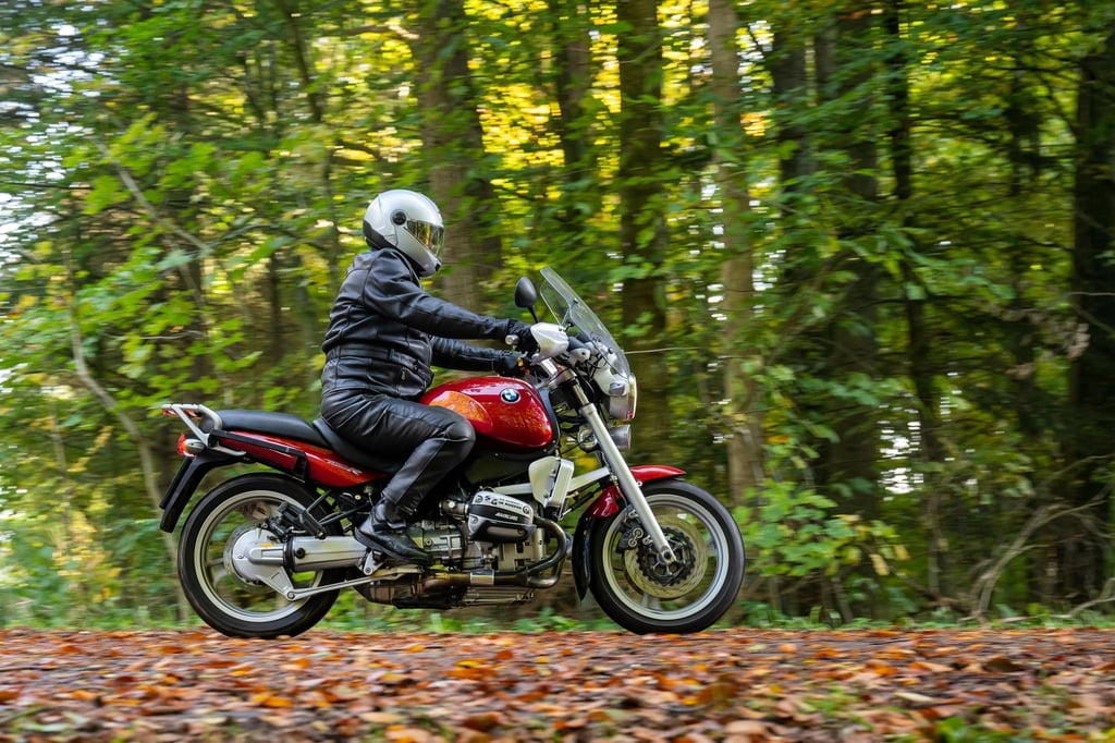 Motorradtour im Herbst: Auf das richtige Schuhwerk sollte dabei nicht verzichtet werden.