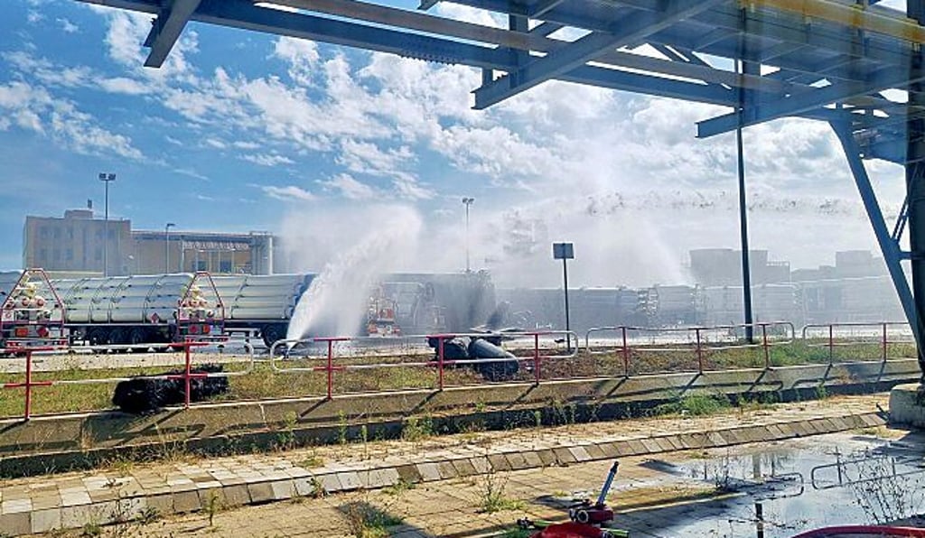 Bei einer Verpuffung am Chemiestandort Leuna kam es durch austretenden Wasserstoff zu einer Explosion. Die Ursachensuche läuft weiter. 