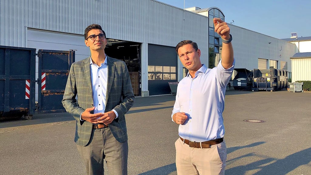 Technikvorstand Simon Schandert (r.) im Gespräch mit Sepp Müller
