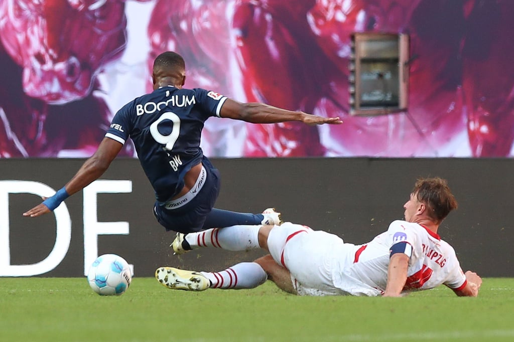 Willi Orban im Duell mit dem Bochumer Stürmer.