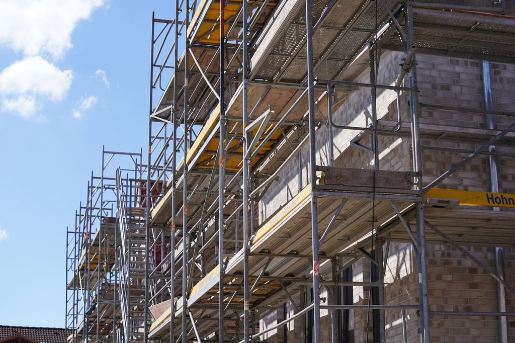 Um dem Wohnungsmangel anzugehen, braucht es aus Sicht von IG BAU und Mieterbund jährlich rund 20 Milliarden Euro. (Archivbild)
