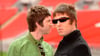 Die Brüder Noel (l) und Liam Gallagher kehren auf die Bühne zurück - und ihre Alben in die Charts.