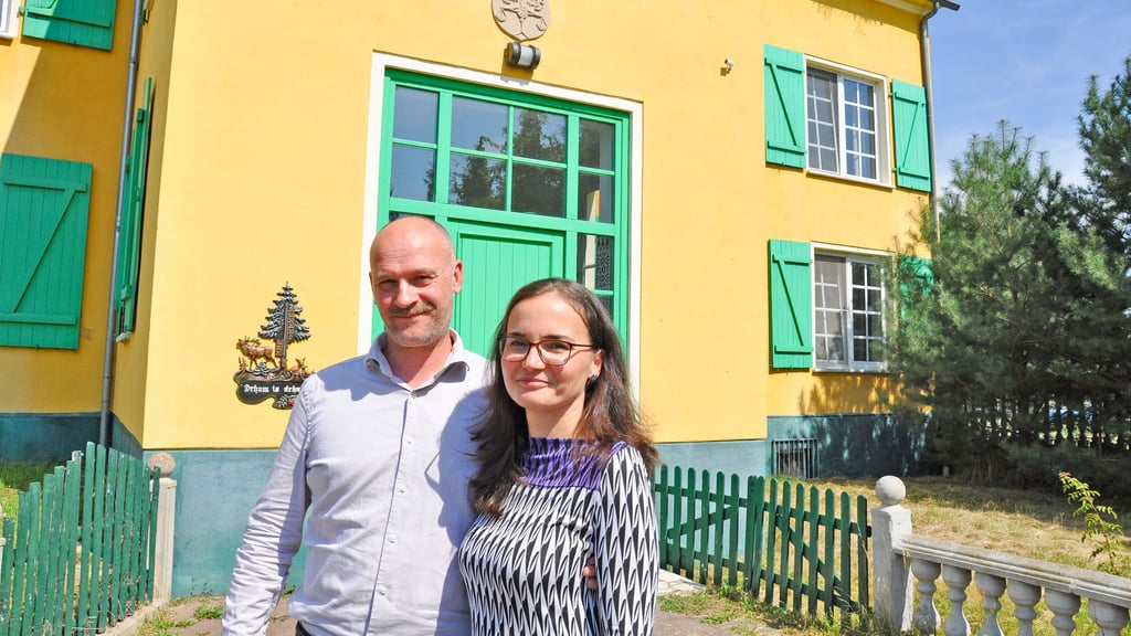 Kerstin und Miles Rice vor ihrem Haus im altmärkischen Seehausen