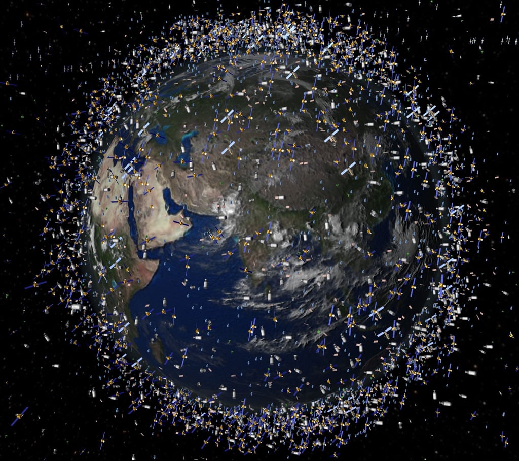 Tausende Satelliten und noch mehr Trümmerteile umfliegen die Erde - auch wenn sie eigentlich kleiner sind als auf diesem Bild.