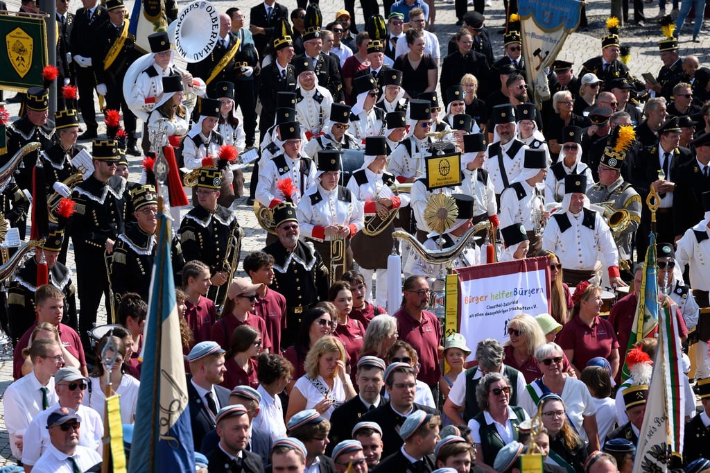 Hunderte Teilnehmer in Bergbau-Uniformen zogen durch Clausthal-Zellerfeld.
