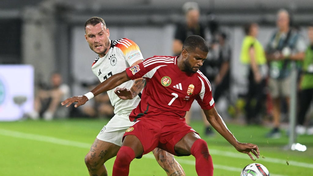 David Raum (l.) geht im Zweikampf robust zur Sache.