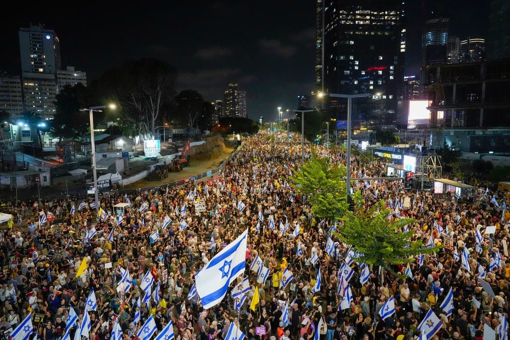 Zehntausende Menschen gingen in Tel Aviv und anderen israelischen Städten auf die Straße, um die Regierung zum Abschluss eines Geisel-Deals zu drängen.