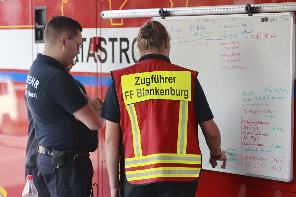 Hunderte Einsatzkräfte kämpfen gegen den Waldbrand am Brocken im Harz. Planung des Einsatzes in der Zentral in Schierke.