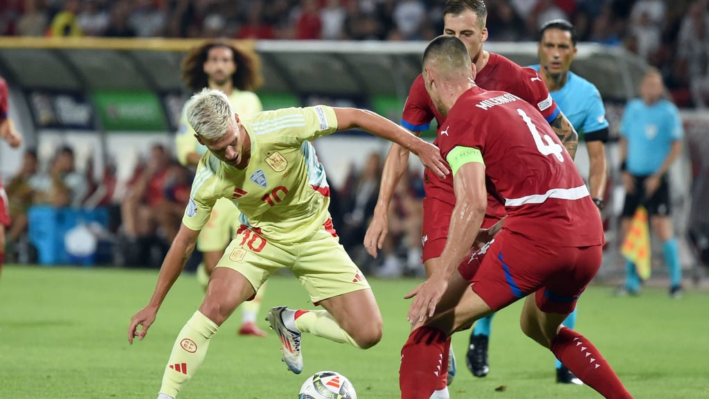 Dani Olmo (l.) im Nations-League-Spiel gegen Serbien.