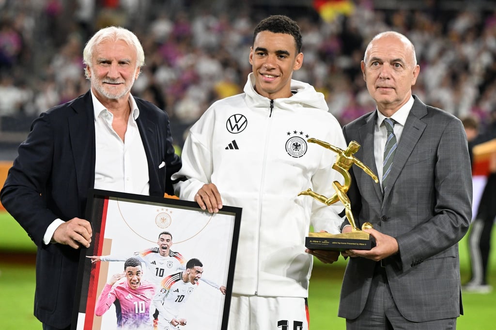 Rudi Völler (l) hört 2026 als DFB-Sportdirektor aus. Beim Ungarn-Spiel zeichnet er gemeinsam mit DFB-Präsident Bernd Neuendorf (r) Nationalspieler Jamal Musiala nach seinen drei EM-Toren aus.