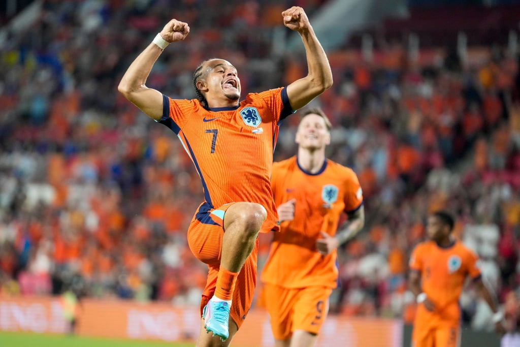 Xavi Simons feiert sein Tor gegen Bosnien und Herzegowina.