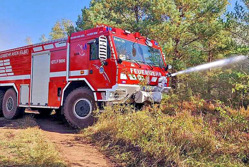 Mit Wasserwerfern unterstützt die Feuerwehr Aken die Löscharbeiten bei Oranienbaum.