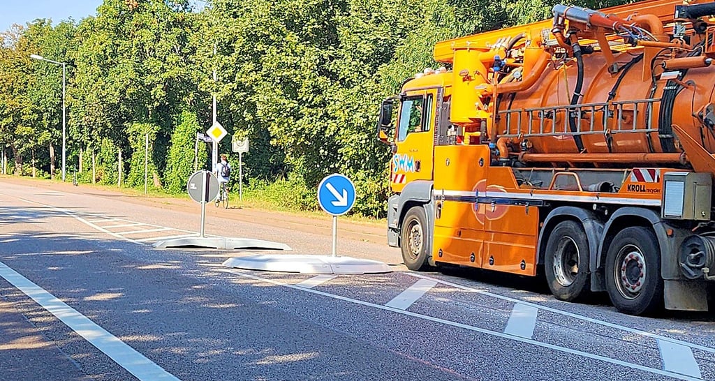 Die neue Verkehrsinsel auf der Berliner Chaussee/B1 im Osten Magdeburgs: Wird sie zur Problem-Engstelle im Staufall? Gerade, wenn es auf der A2 wieder gekracht hat und die Bundesstraße zur Ausweichstrecke wird.
